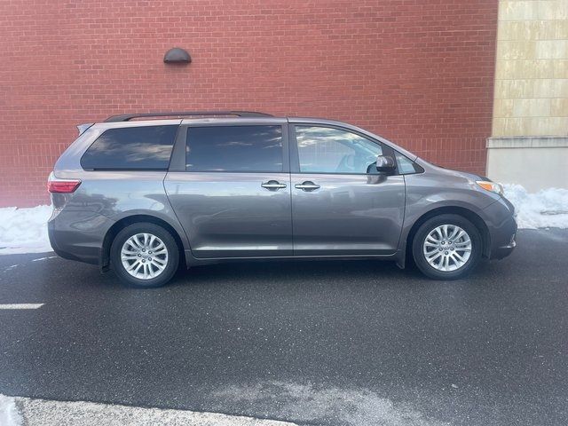 2016 Toyota Sienna 