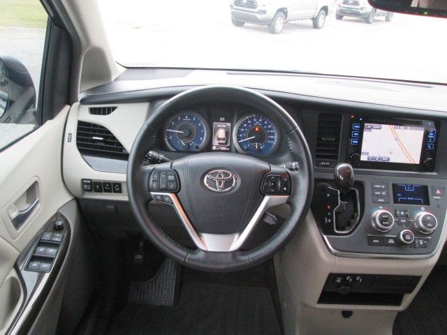 2016 Toyota Sienna XLE Auto Access Seat