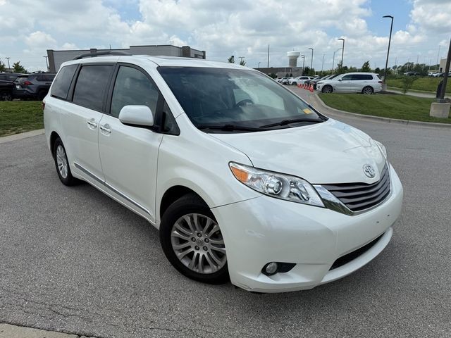 2016 Toyota Sienna XLE Auto Access Seat