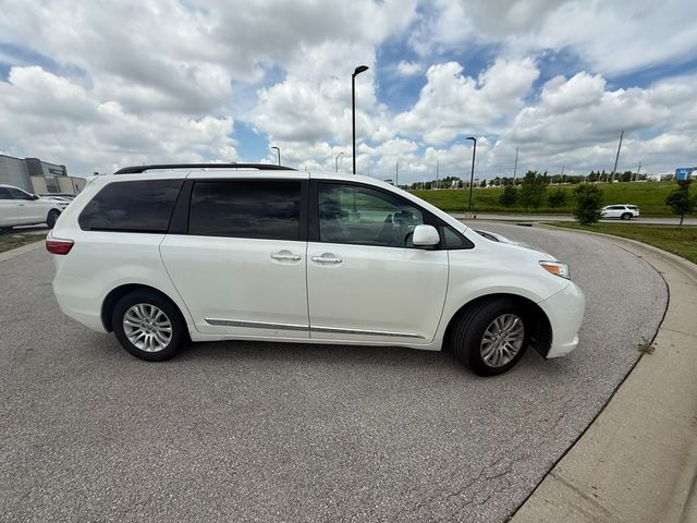 2016 Toyota Sienna XLE Auto Access Seat