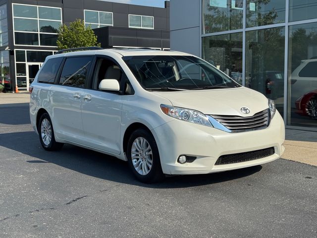 2016 Toyota Sienna XLE Auto Access Seat