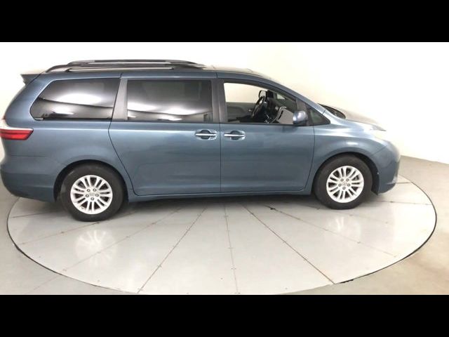 2016 Toyota Sienna XLE