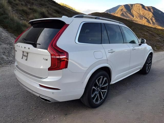 2016 Volvo XC90 T6 Momentum