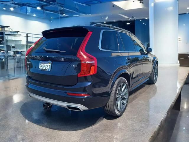 2016 Volvo XC90 T6 Momentum