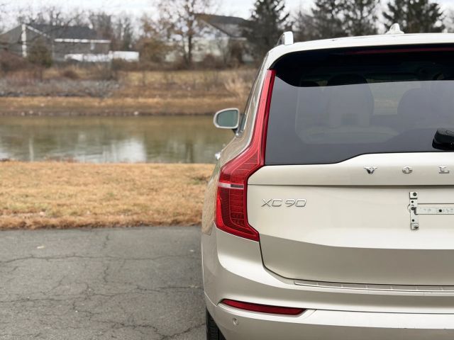 2016 Volvo XC90 Hybrid T8 Momentum