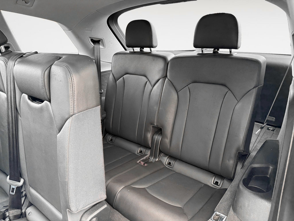 Vehicle image 21 of 32