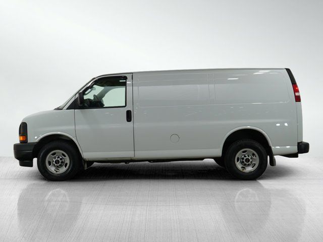 2017 GMC Savana Base