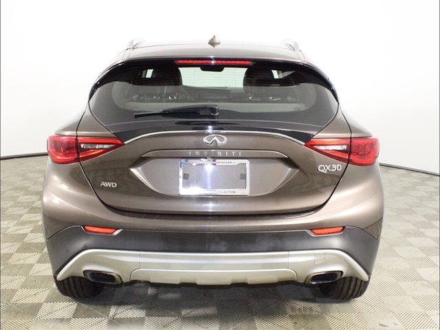 2017 INFINITI QX30 Luxury