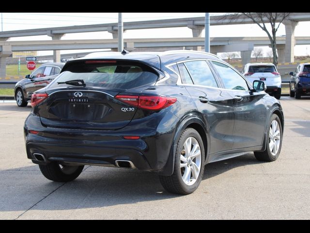 2017 INFINITI QX30 Premium