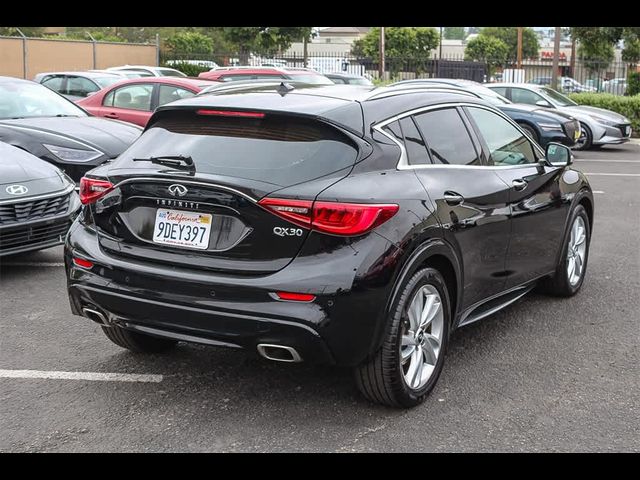 2017 INFINITI QX30 Premium