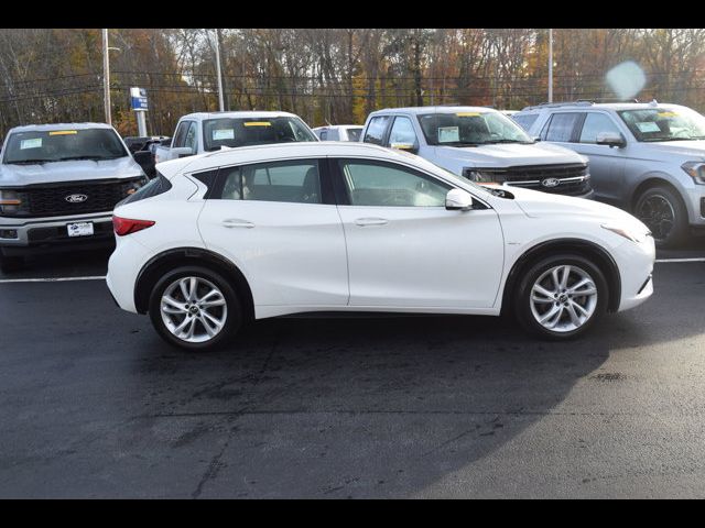 2017 INFINITI QX30 Premium