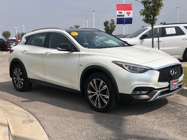 2017 INFINITI QX30 Premium