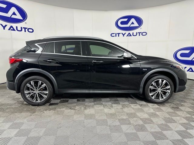 2017 INFINITI QX30 Premium