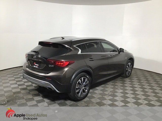 2017 INFINITI QX30 Premium