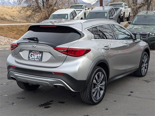 2017 INFINITI QX30 Premium