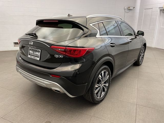 2017 INFINITI QX30 Premium