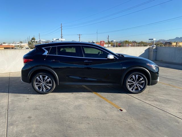 2017 INFINITI QX30 Premium