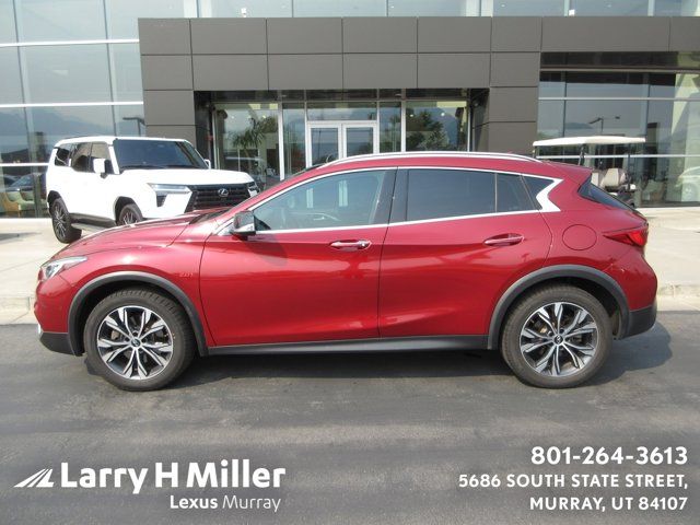 2017 INFINITI QX30 Premium