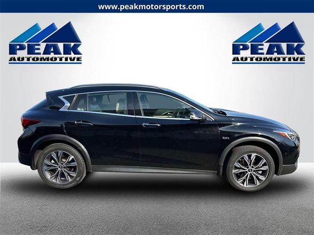 2017 INFINITI QX30 Premium