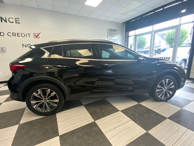 2017 INFINITI QX30 Premium