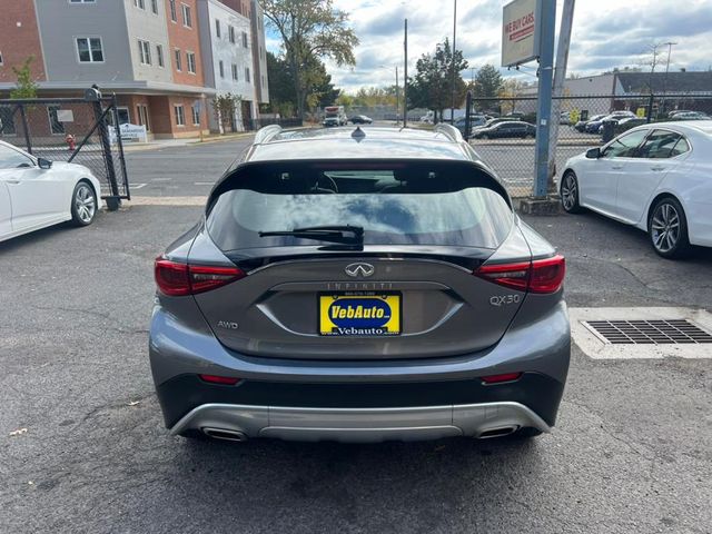 2017 INFINITI QX30 Premium