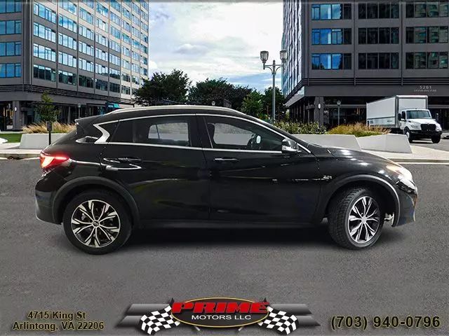 2017 INFINITI QX30 Premium