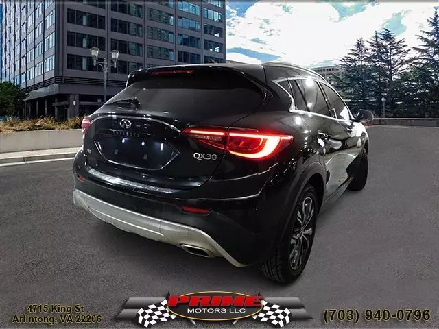 2017 INFINITI QX30 Premium