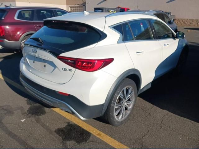 2017 INFINITI QX30 Premium