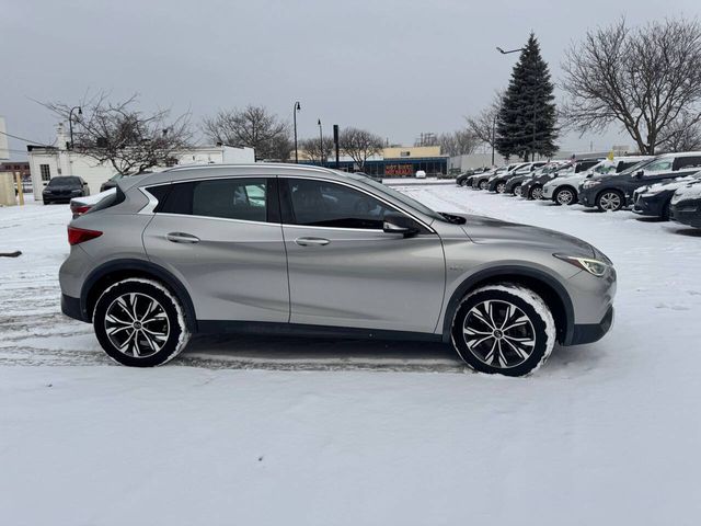 2017 INFINITI QX30 Luxury