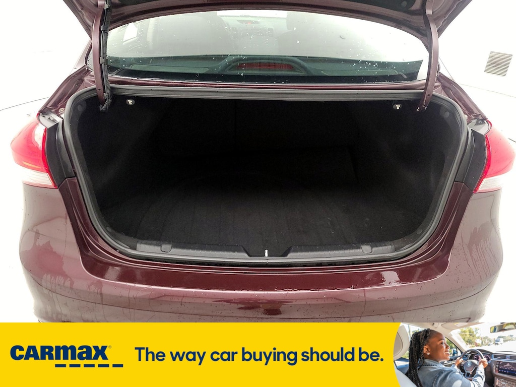 Vehicle image 25 of 28