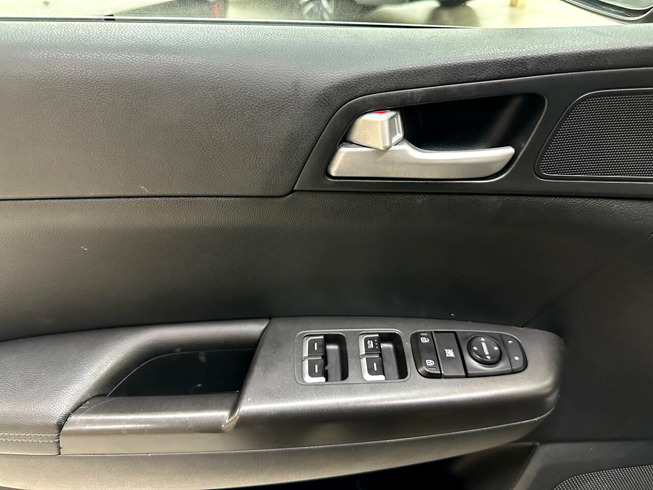 Vehicle image 16 of 41