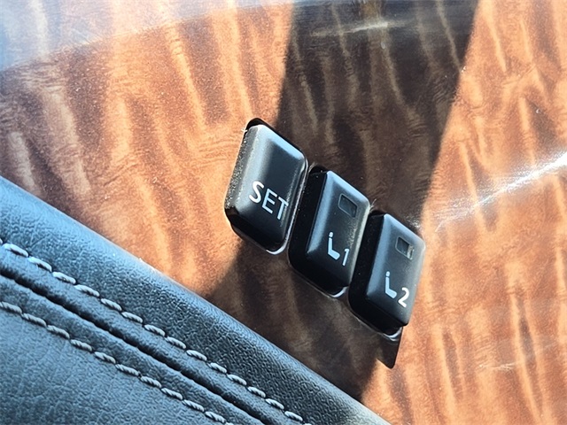 Vehicle image 33 of 39