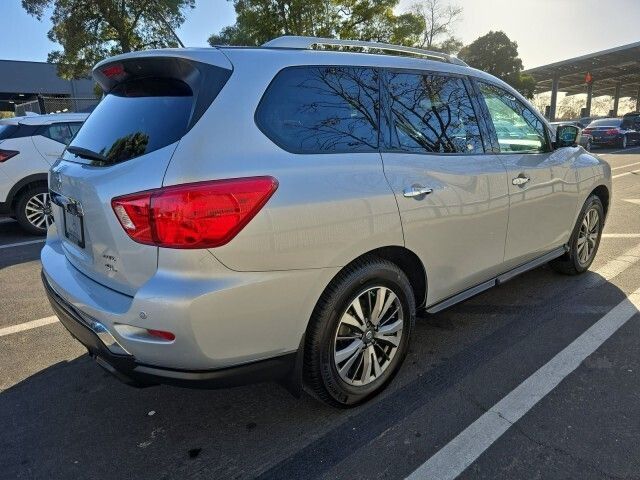 2017 Nissan Pathfinder SL