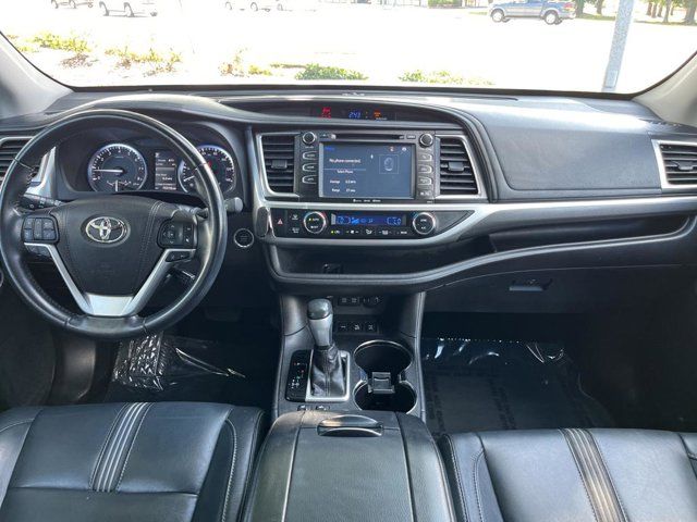 2017 Toyota Highlander SE