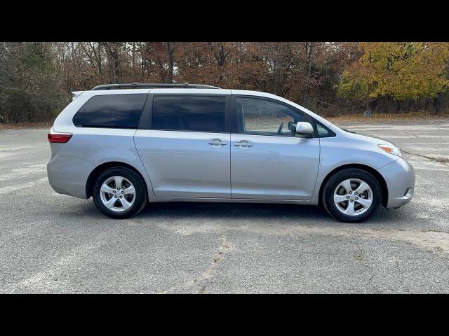 2017 Toyota Sienna LE Auto Access Seat