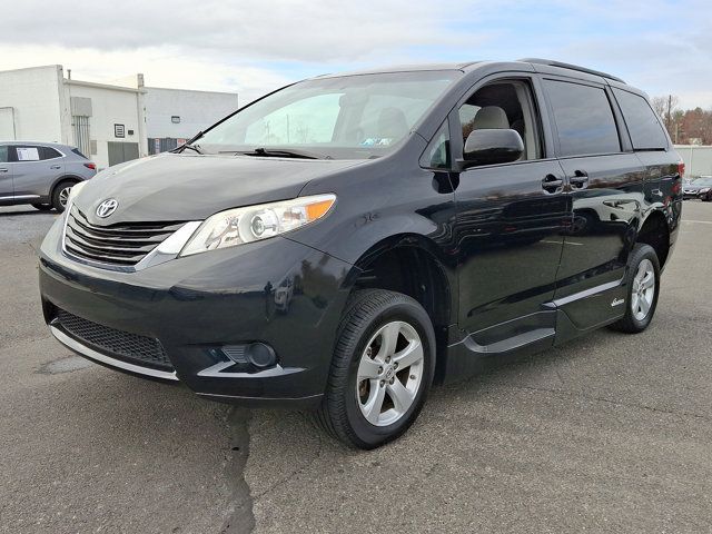 2017 Toyota Sienna LE Mobility