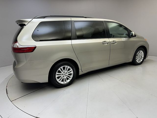 2017 Toyota Sienna XLE Auto Access Seat