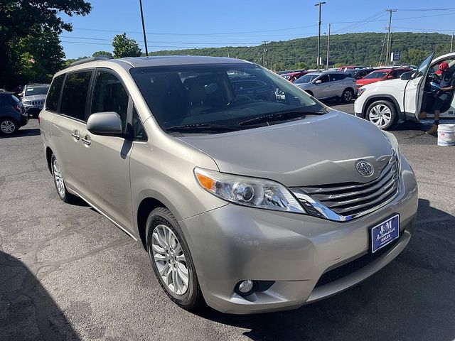 2017 Toyota Sienna XLE Auto Access Seat