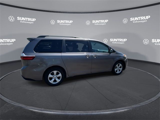 2017 Toyota Sienna 