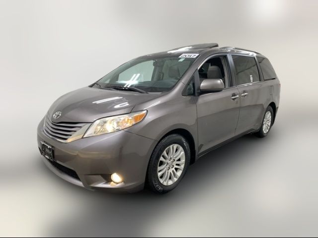 2017 Toyota Sienna XLE Auto Access Seat