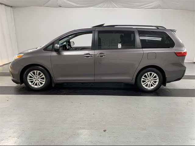 2017 Toyota Sienna XLE Auto Access Seat