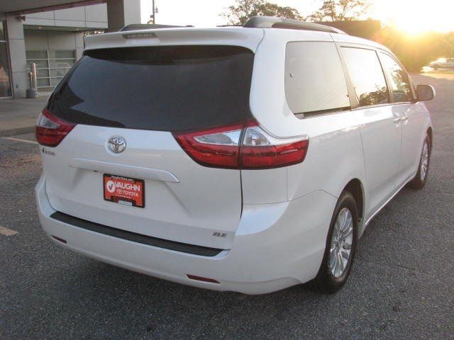 2017 Toyota Sienna 