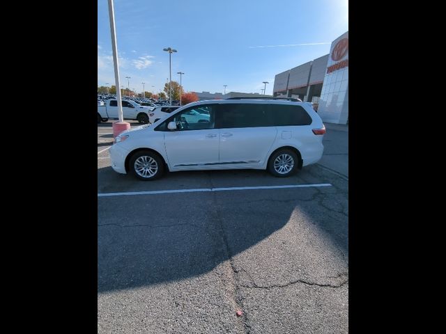 2017 Toyota Sienna XLE