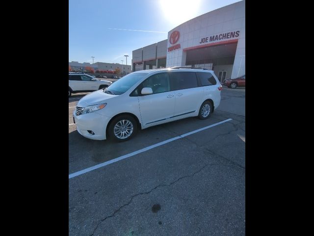 2017 Toyota Sienna XLE