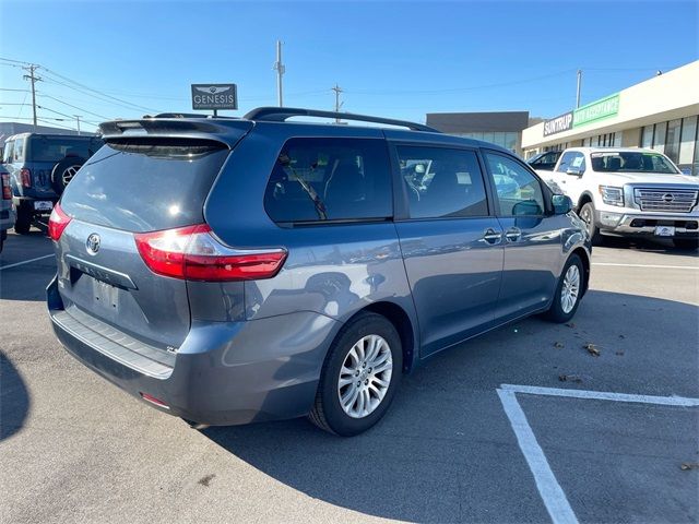 2017 Toyota Sienna 