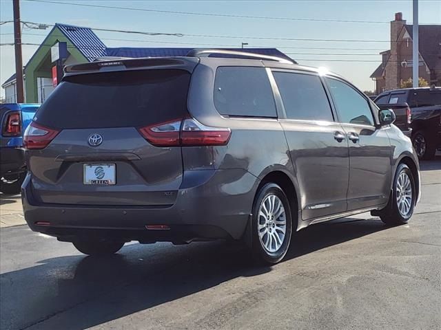 2017 Toyota Sienna 