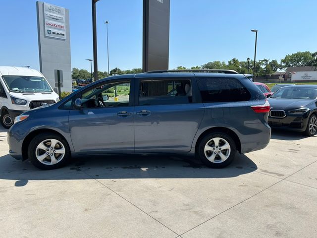 2017 Toyota Sienna LE