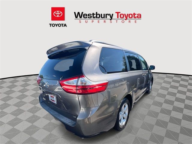 2017 Toyota Sienna LE Auto Access Seat