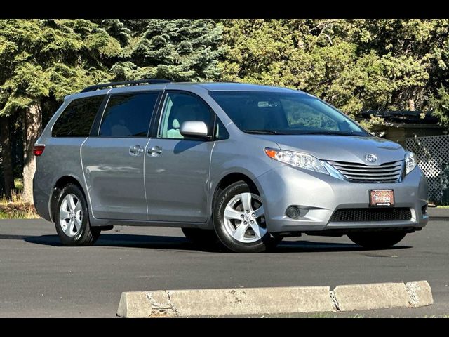 2017 Toyota Sienna LE Auto Access Seat