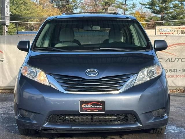 2017 Toyota Sienna LE